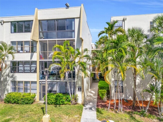 Building Photo - 20350 W Country Club Dr