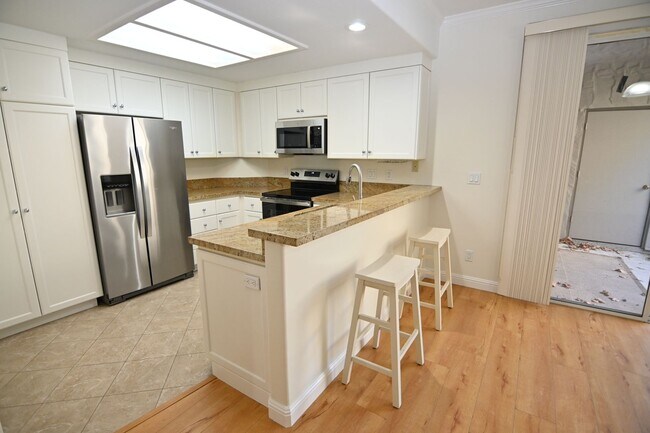 Building Photo - 2/1 Condo-Pet Friendly-Quiet Location-Prime Location