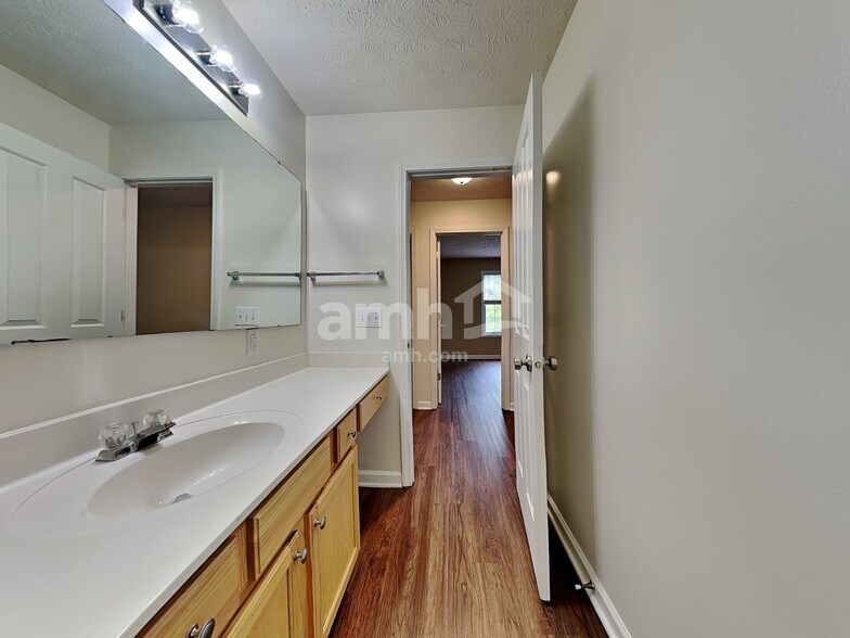 Building Photo - 551 Montgomery Dr