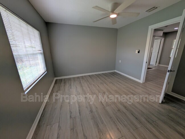 Building Photo - 6805 N Navin Ave