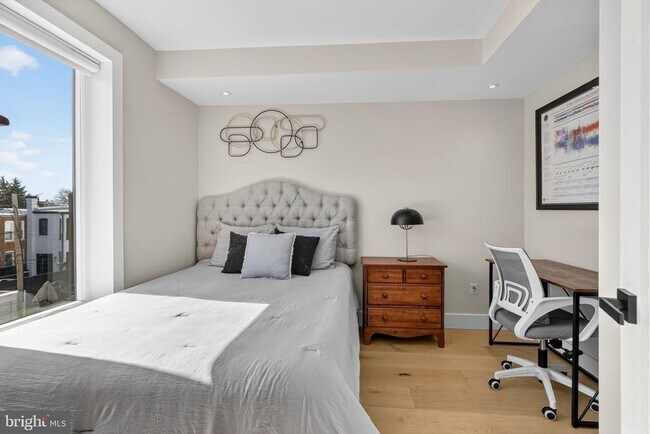 Building Photo - 919 12th St NE