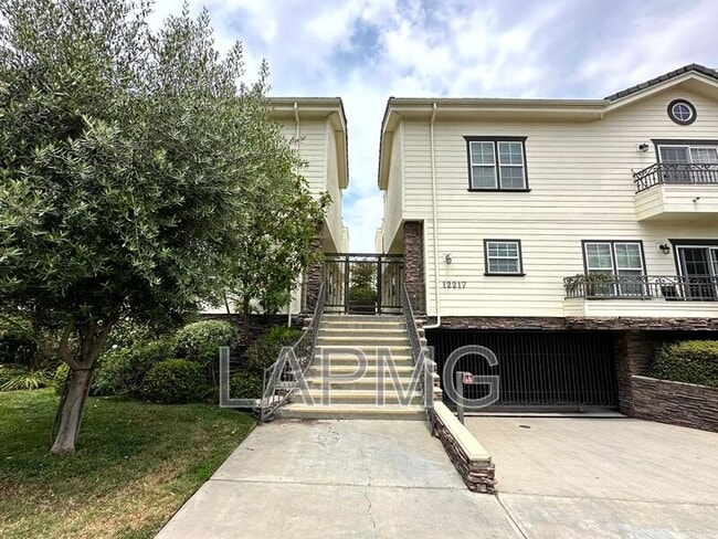 Building Photo - 12217 Moorpark St