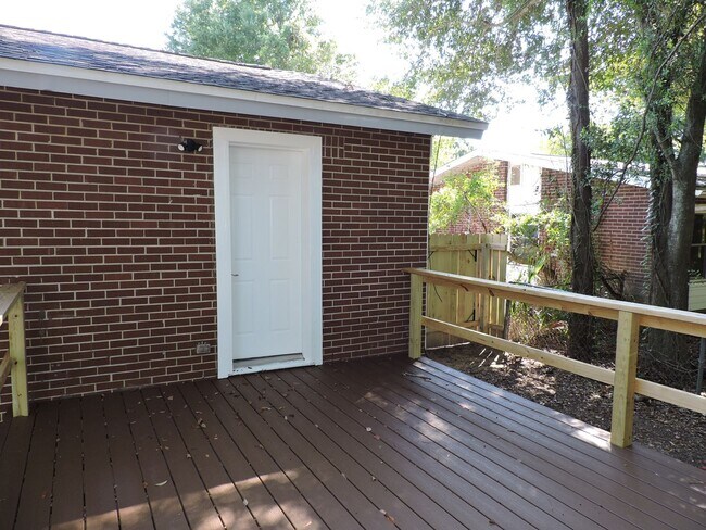 Building Photo - Convenient Norttheast location!