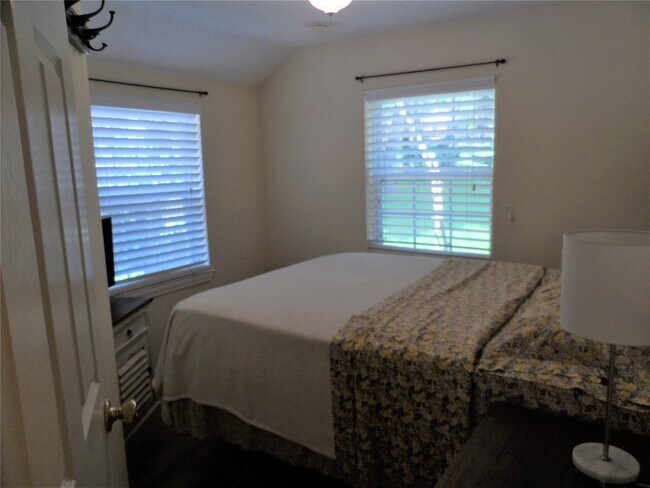 Building Photo - 13545 Northshore Loop