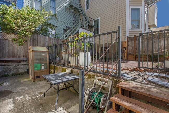 Building Photo - 1809 Oak St