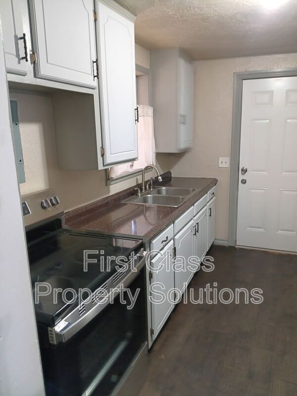 Building Photo - 3808 SE 15th St