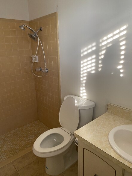 Building Photo - 1021 W Edgewater Dr