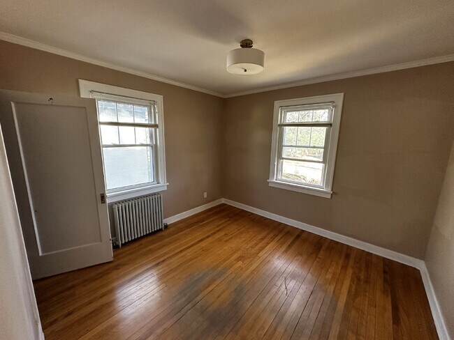 Building Photo - AVAILABLE NOW! "Charming 3-Bedroom Oasis with 2 Full Baths in the Sunset Neighborhood!"