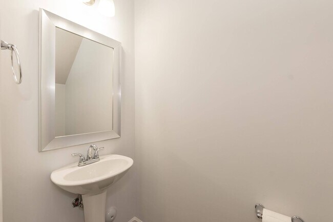 Building Photo - Three Bedroom Home!
