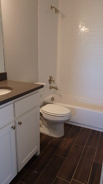 Second Full Bath with Bath/Tub Combo - 4928 villas drive