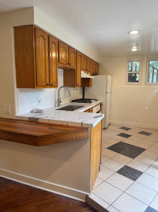 Building Photo - 1440 Old Topanga Canyon Rd