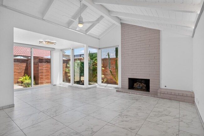 Building Photo - 2490 E Miramonte Cir