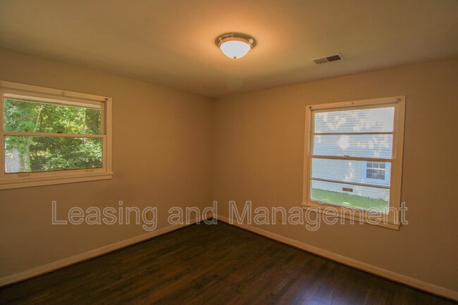 Building Photo - 1428 N Sherwood Dr