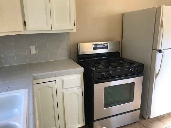 Stove, Oven & Refrigerator - 2556 W Ramona Rd