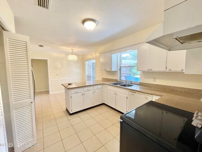 Building Photo - 5391 Golf Course Dr