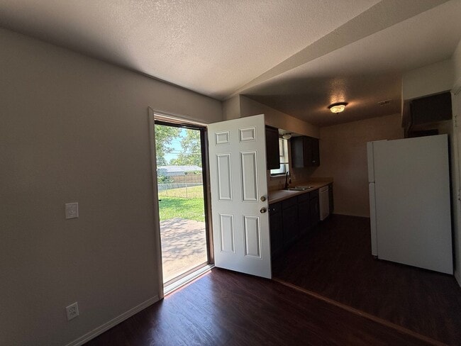 Building Photo - 3 Bd 1.5 Ba beautiful trees great backyard!!!
