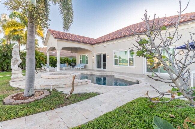 Building Photo - 4/3 Stunning Waterfront home in the heart of Clearwater Beach!