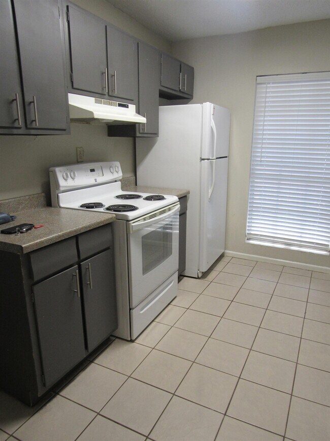 Building Photo - 2401 E Frost St