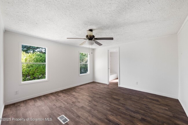 Building Photo - 720 Edgebrook Dr