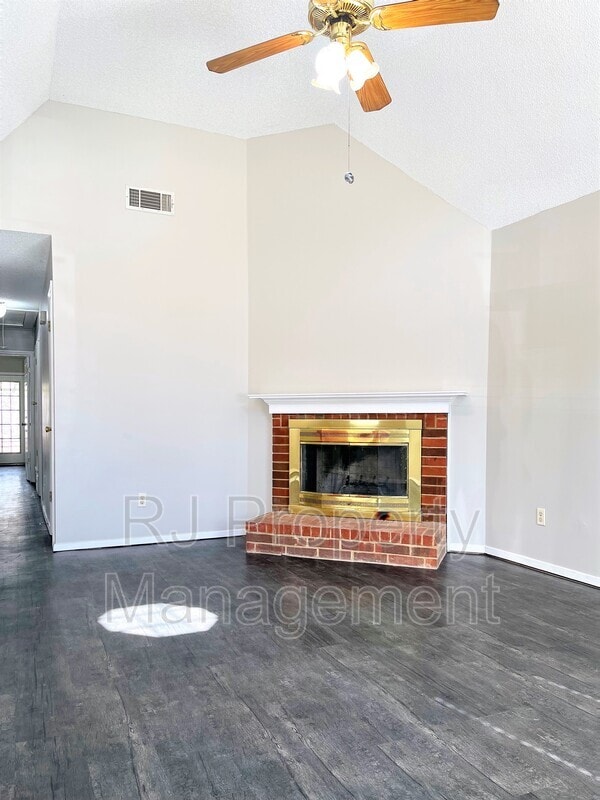 Building Photo - 8226 Town N Country Dr