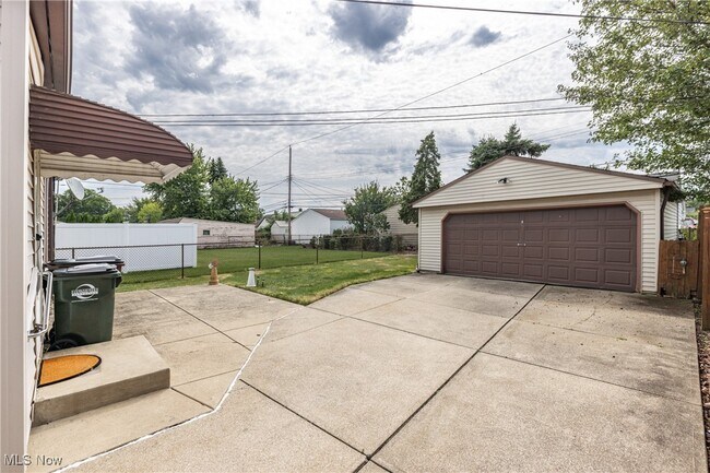 Building Photo - 1303 Dartmoor Ave