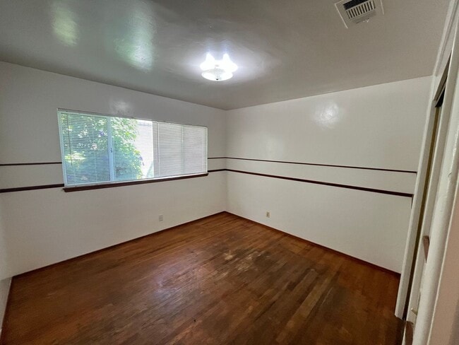 Building Photo - 215 S D St