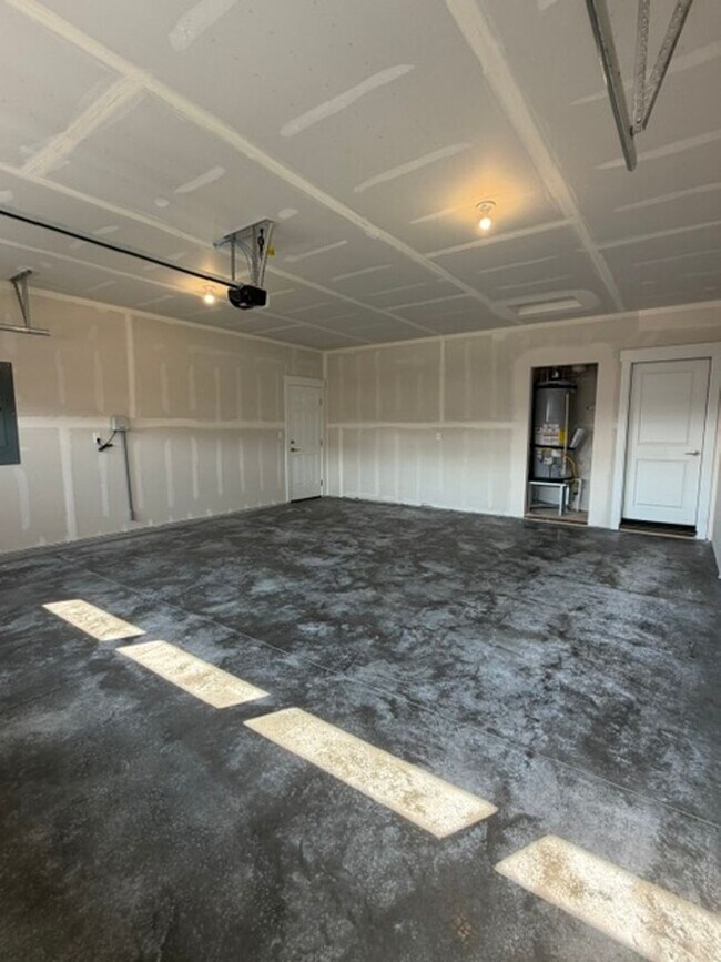 Building Photo - 421 Needlegrass Ln