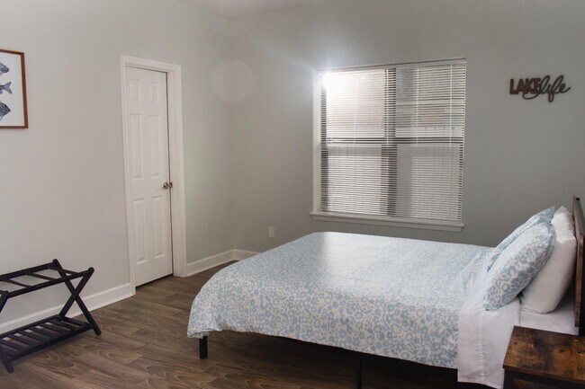 Building Photo - 13321 Lake Breeze Ln