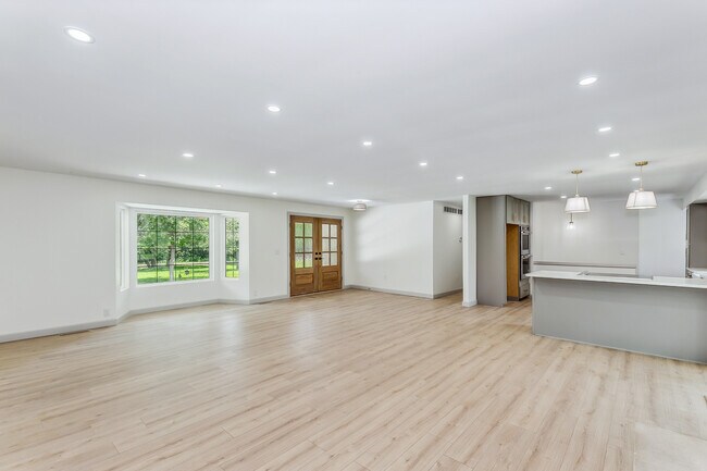 Building Photo - 2243 N Lynnwood Dr