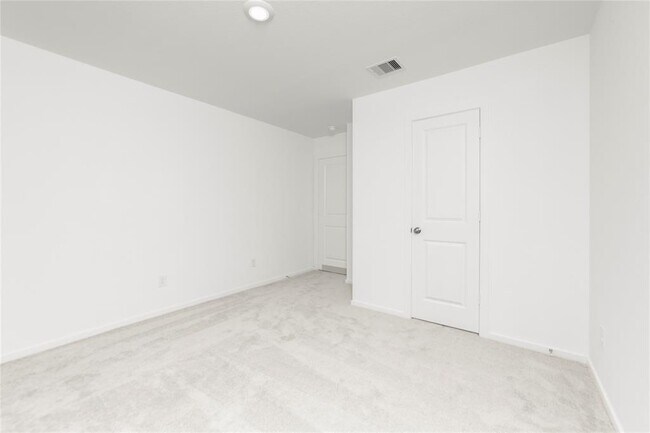 Building Photo - 1626 Red Oak Dr