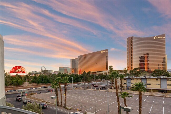 Building Photo - Fabulous Highrise Condo with Stripe Views!