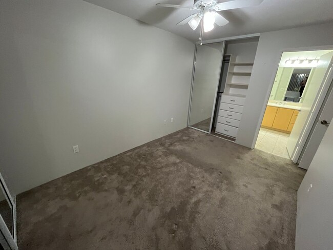 Building Photo - Spacious and well-maintained townhouse in ...