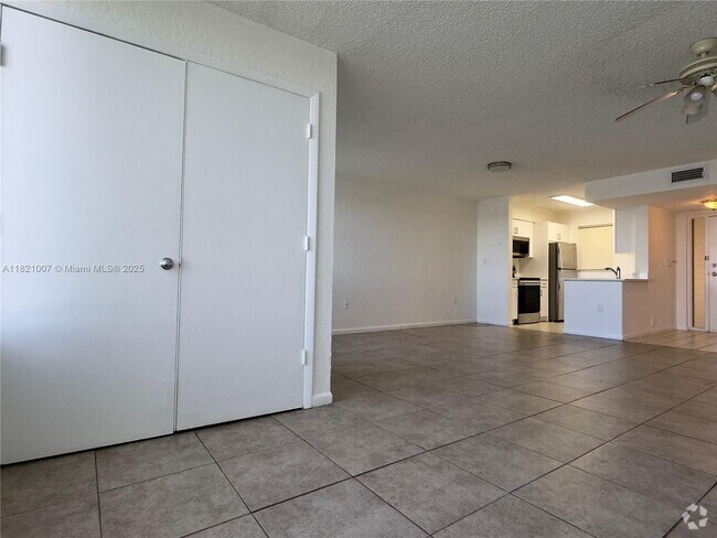 Building Photo - 2831 N Oakland Forest Dr