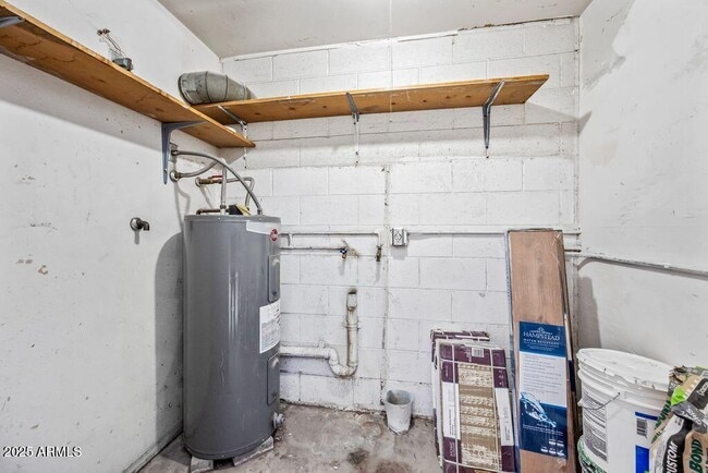 Building Photo - 5911 W Golden Ln