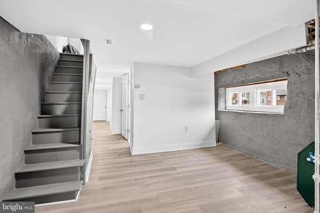 Building Photo - 167 W Albanus St