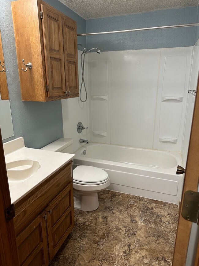 Building Photo - Spacious 3 bedroom, 2 bath home!  Don't mi...