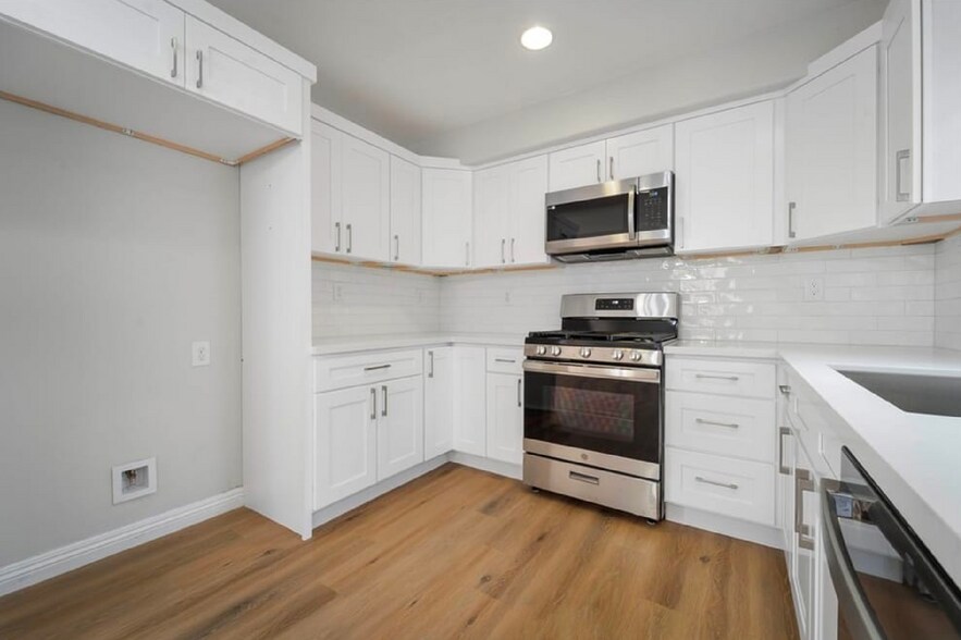 Building Photo - 10306 S Main St