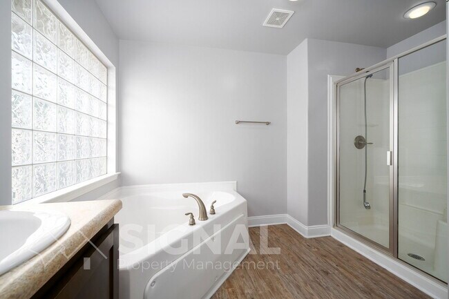 Building Photo - 473 River Crest Dr N