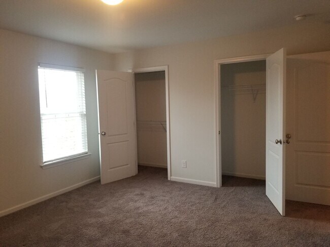 Building Photo - 108 Squire Cir
