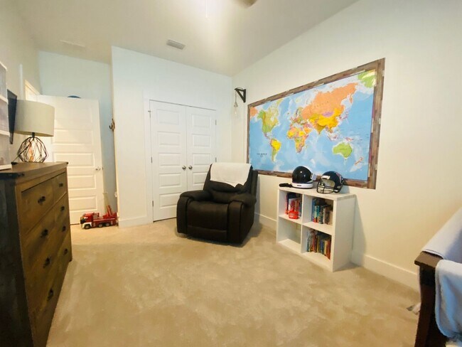 Building Photo - Spacious 4BR/2BA Home with Flexible Living Areas in Saddle Ridge