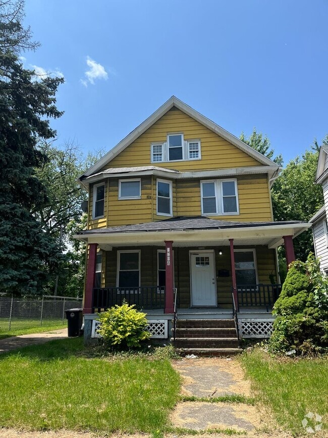 Building Photo - Section 8 Accepted! Spacious Newly Renovat...
