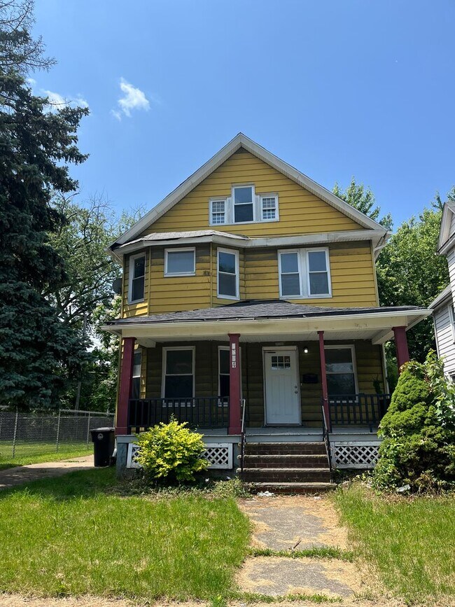 Building Photo - Section 8 Accepted! Spacious Newly Renovat...