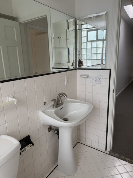 bathroom - 1063 S Citrus Ave