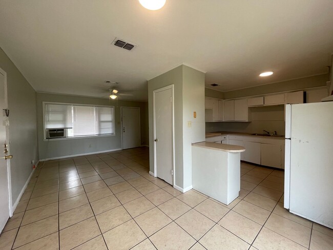 Building Photo - 3 bed 1 bath house