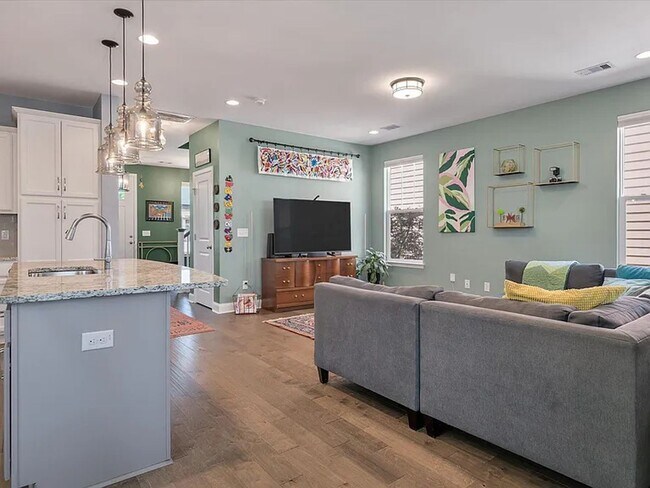 Building Photo - Bright & Beautiful Rental in Whitney Lake ...