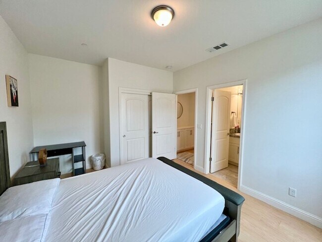 Building Photo - Beautiful 4 Bedroom Home in Clovis!