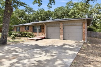 Building Photo - "Charming Home with an Expansive Backyard in a Convenient Fort Worth Location!"