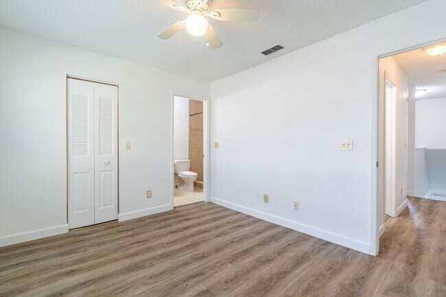 Building Photo - Beautiful 3 bedroom 2.5 bathroom townhouse for rent near USF.