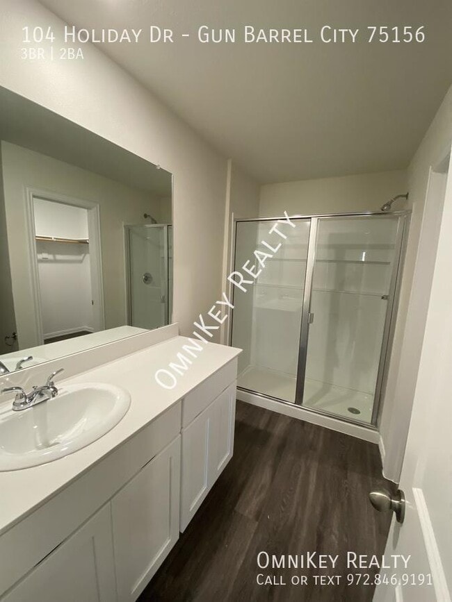 Building Photo - 104 Holiday Dr