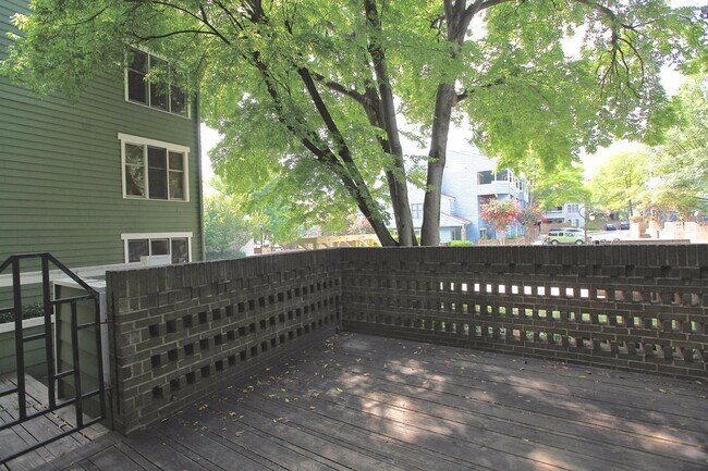 Building Photo - COMING SOON:2 bedroom townhome in Uptown Charlotte!